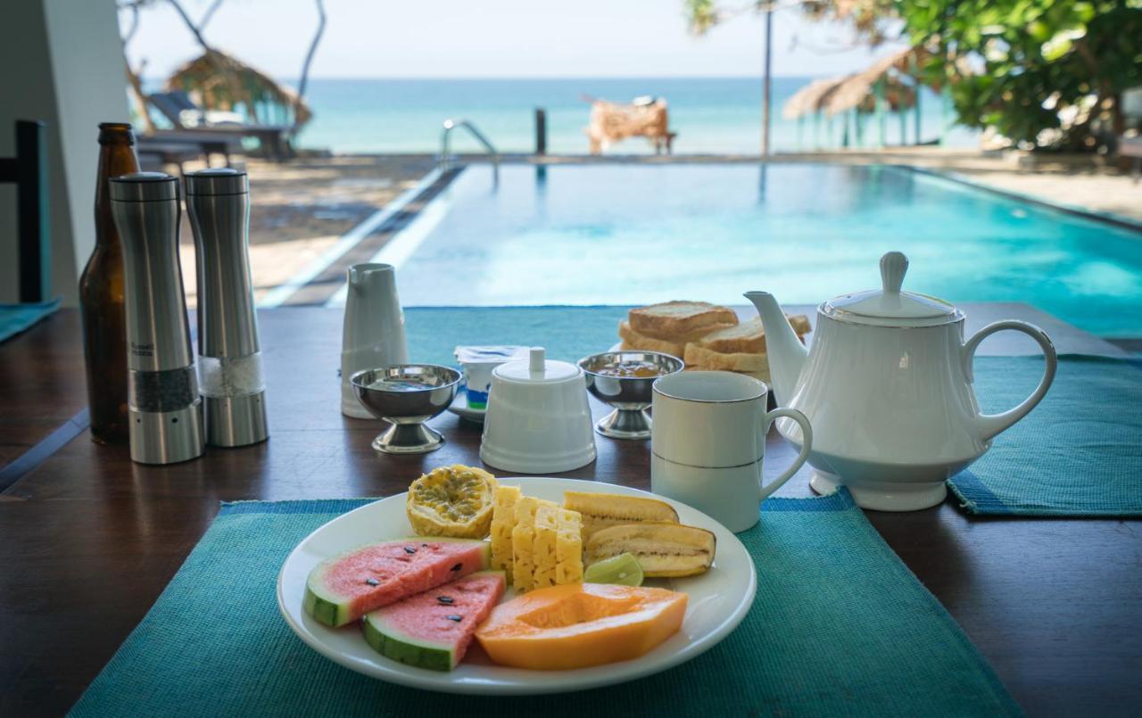 At Ease Beach Hotel Hikkaduwa Buitenkant foto