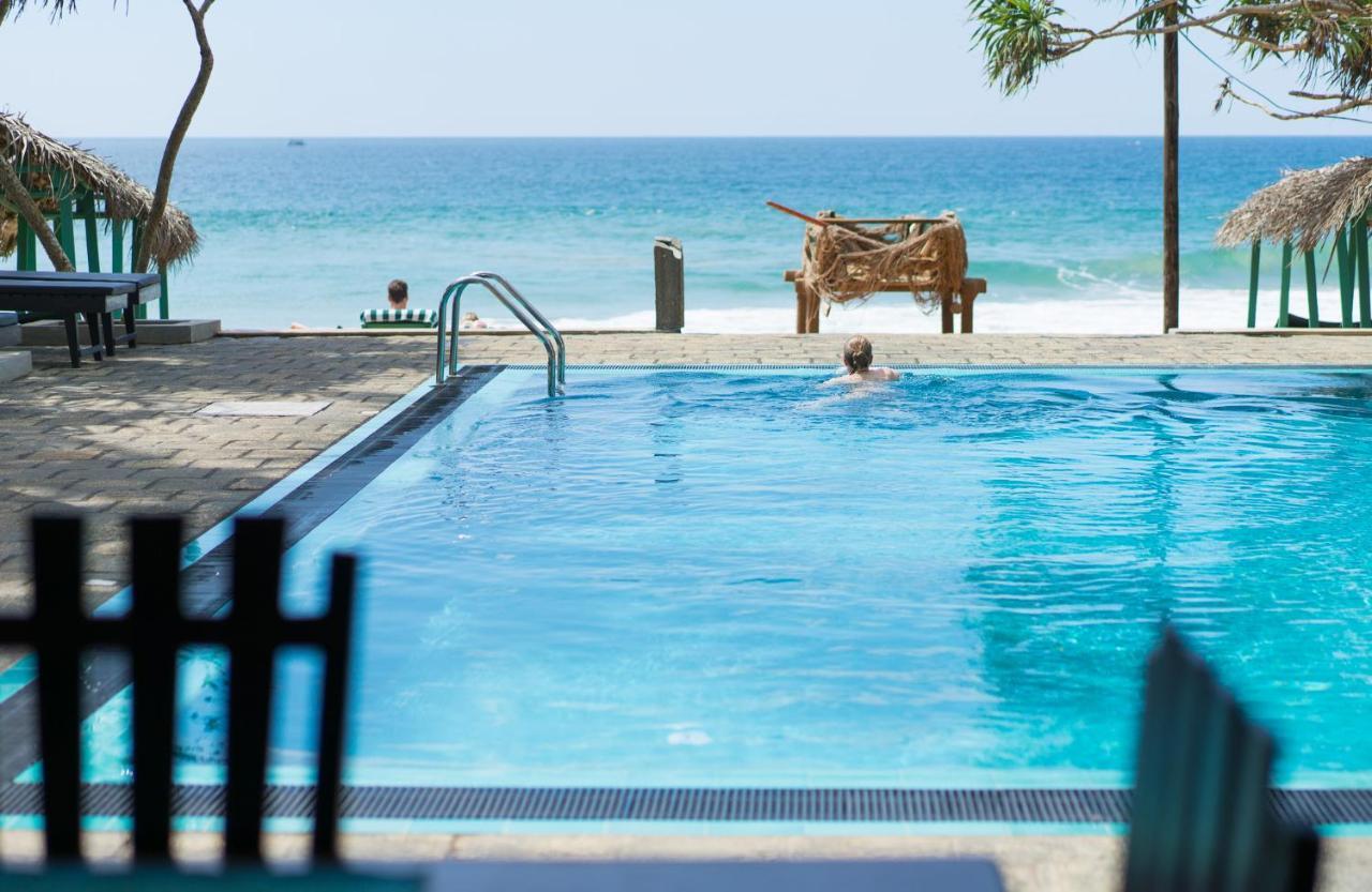 At Ease Beach Hotel Hikkaduwa Buitenkant foto